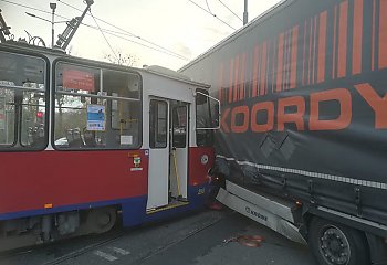 Zderzenie ciężarówki i tramwaju na rondzie Fordońskim [Z OSTATNIEJ CHWILI]