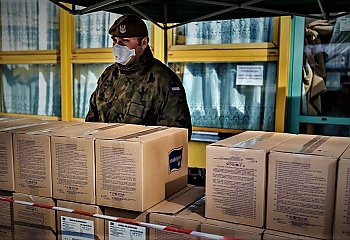 Żołnierze WOT pomagają w dystrybucji maseczek