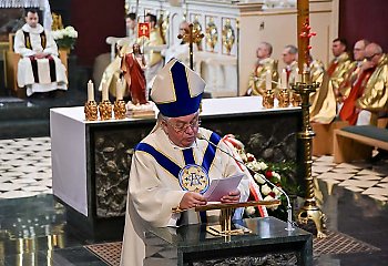 Biskup Jan Tyrawa przekazał szpitalom maseczki i rękawice ochronne
