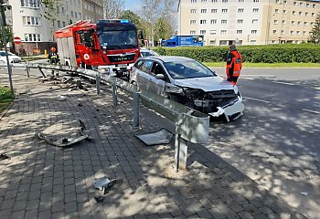 Samochód uderzył w bariery przy Bazylice. Kierowca pod wpływem [ZDJĘCIA]