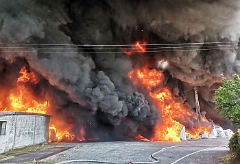 PILNE! Wielki pożar w Lisewie.  Możliwość wybuchu butli z gazem. Mieszkańcy ewakuują się ze wsi. [GALERIA]