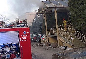 Pożar Urzędu Skarbowego w Nakle. Strażacy walczą z żywiołem już kilka godzin