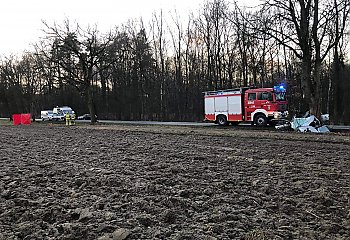 Horror na drodze z Dąbrowy Chełmińskiej do Unisławia. Jedna osoba w szpitalu, kierowca zmarł