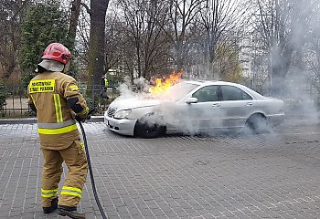 Na parkingu doszło do pożaru  samochodu osobowego [GALERIA]
