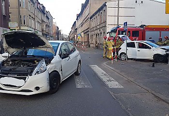 Wypadek drogowy w centrum Bydgoszczy. Dwie osoby odniosły obrażenia