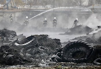Pożar składowiska opon w Murzynnie