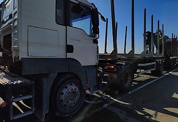 Zderzenie dwóch ciężarówek w Trzeciewcu [GALERIA]