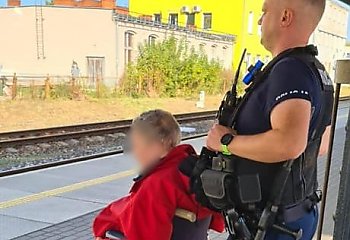 Policjanci pomogli osobie niepełnosprawnej dostać się do Sopotu. Serce rośnie na taką postawę mundurowych