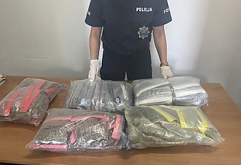 Policjant odnalazł beczkę wypełnioną po brzeg narkotykami