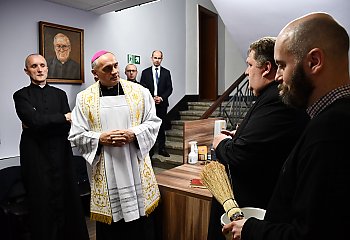 Biskup Włodarczyk poświęcił ogrzewalnię w Bazylice