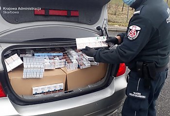 Bydgoszczanin przewoził 3,5 tysiąca paczek nielegalnych papierosów. Wpadł w ręce funkcjonariuszy KAS