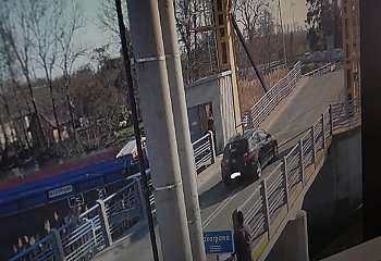Kobieta samochodem przeskoczyła most zwodzony. Wszystko nagrał monitoring [VIDEO]