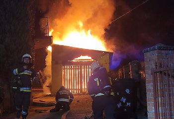 Nocny pożar garażu w Koronowie. Wewnątrz była butla z gazem [GALERIA]