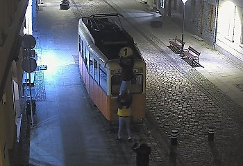 Zdewastowali zabytkowy tramwaj przy ul. Długiej.  Wszystko nagrał monitoring [ZDJĘCIA]