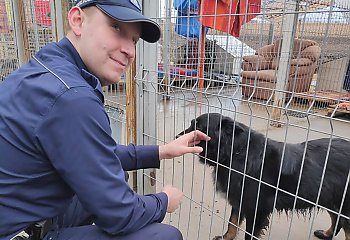  Dzielnicowy obdarował przytulisko dla psów w Bysławiu