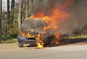 Samochód w ogniu [ZDJĘCIA]