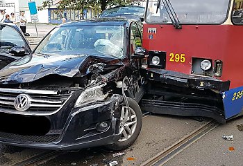 Auto zderzyło się z tramwajem na Gdańskiej [ZDJĘCIA]