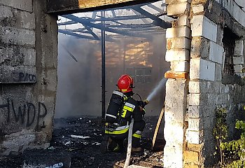 Pożar opuszczonego budynku przy ulicy Byszewskiej [ZDJĘCIA]