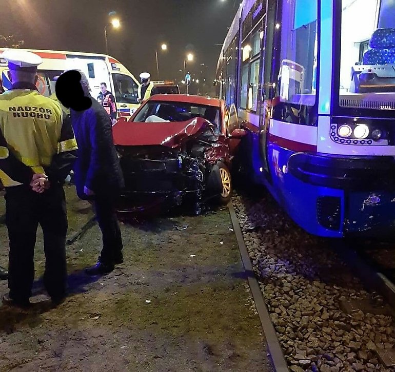 Zderzenie osobówki z tramwajem przy ul. Andersa