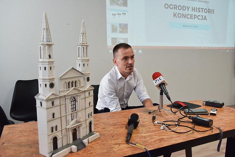 Fasada kościoła, z tyłu zimowy ogród. Zachodnią pierzeję można odbudować w takiej formie