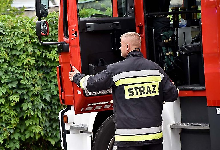 Zderzenie ciężarówki z osobówką w Nakle. Jedna osoba nie żyje