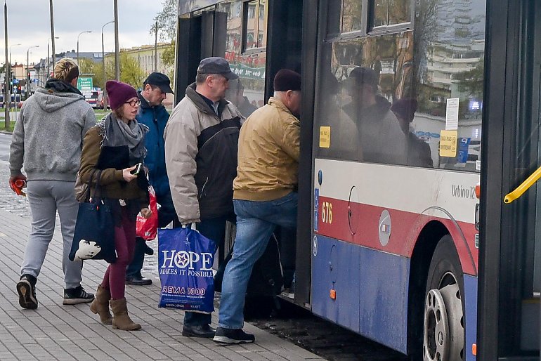 Nowe zasady w komunikacji publicznej. Jak teoria mija się z rzeczywistością