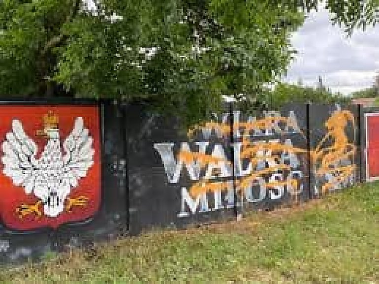 Patriotyczny mural zniszczony