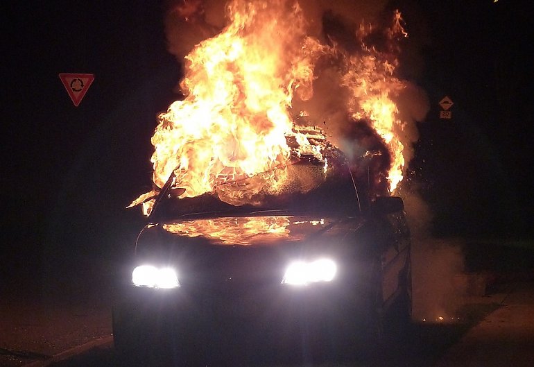 Ogień na terenie siedziby Radia Maryja. Spłonął samochód