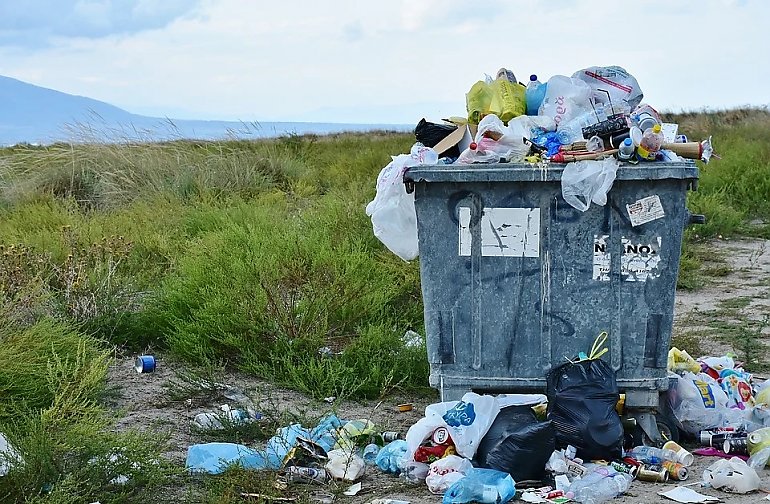 Nielegalne składowisko odpadów pod Janikowem