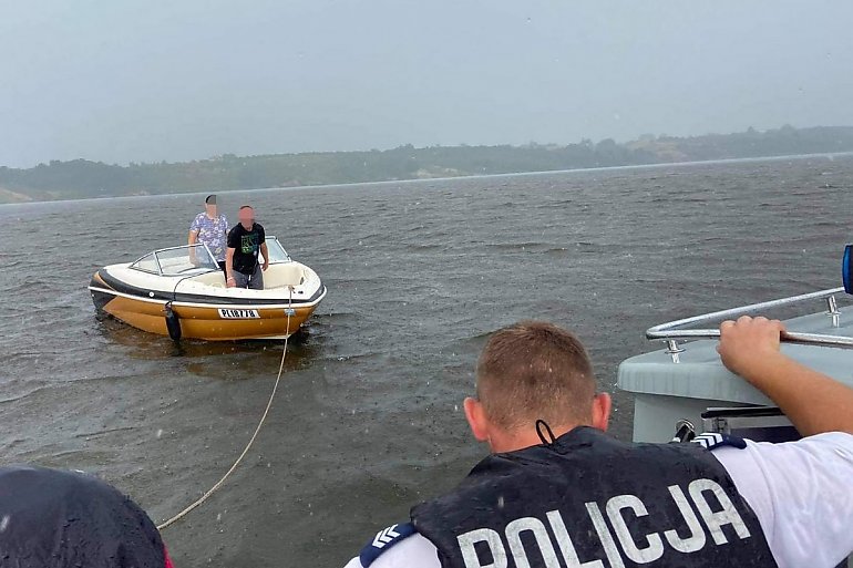 Nadciągała burza, a oni utknęli w łodzi na środku jeziora. Na ratunek ruszyli Policjanci i WOPR