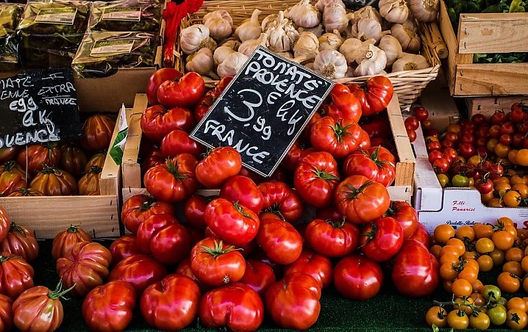 Ukradł 600 kg pomidorów z giełdy warzywnej i handlował pod marketem