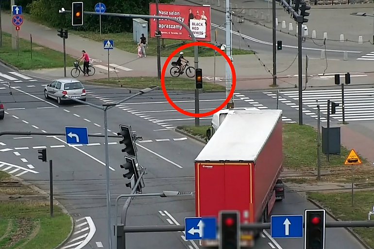 Kierowcy na rondzie Toruńskim w oku policyjnego drona [VIDEO]
