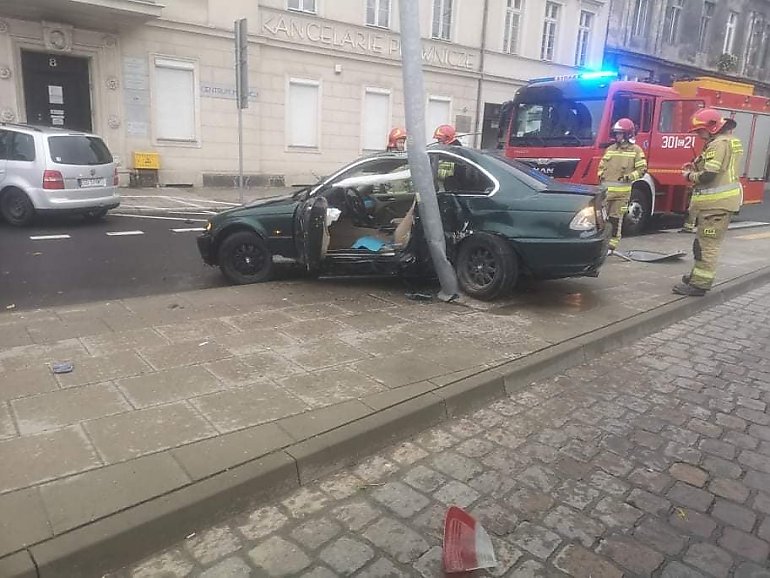 Uderzył BMW w latarnie na Wałach Jagiellońskich i uciekł. Policja prowadzi poszukiwania