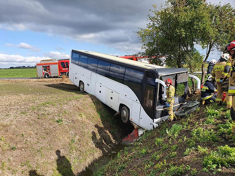 Autobus wjechał do rowu. 31 przedszkolaków w szpitalu, czworo opiekunów rannych [GALERIA]