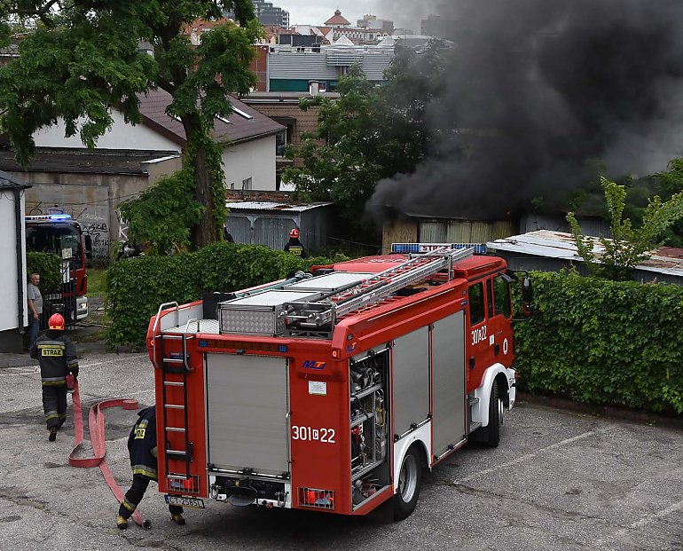 Pożar w kamienicy w Inowrocławiu. Strażacy znaleźli w mieszkaniu zwłoki kobiety