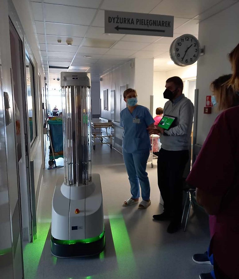 Specjalistyczny robot trafił do Szpitala Biziela. Służy do dezynfekcji pomieszczeń