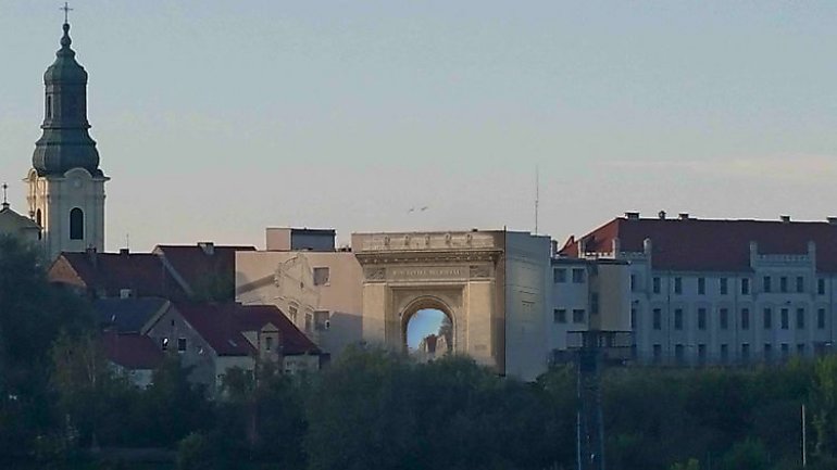 „Dobrym wejdź, lepszym wyjdź” na murze fordońskiego więzienia