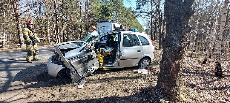 Opel uderzył w drzewo na ul. Nowotoruńskiej. Strażacy uwolniali kierowcę