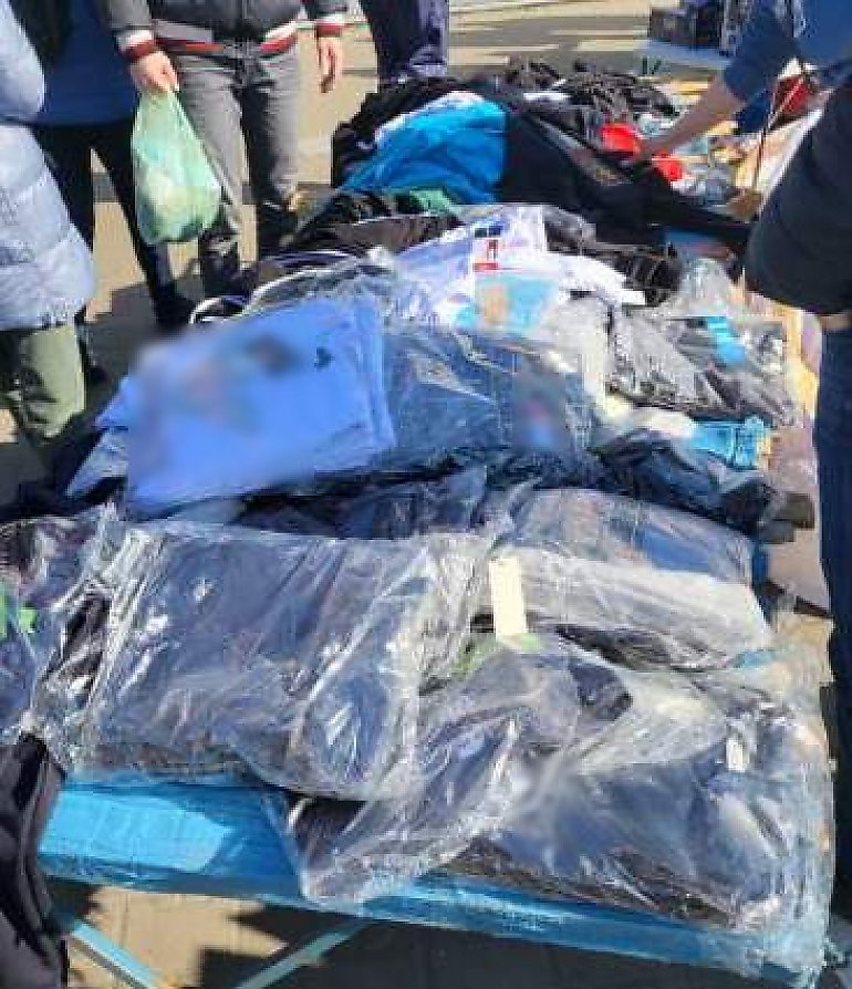 Policja zabezpieczyła podrabianą odzież na targowisku przy ul. Glinki