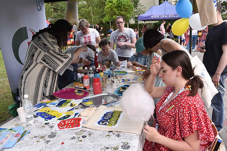 Licytacje, zbiórka, koncerty. Na UKW odbył się piknik „Siła Młodych Serc dla Ukrainy”