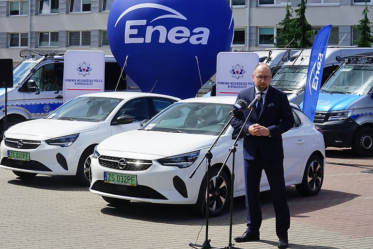 Dwa auta elektryczne od Fundacji Enea będą służyć policjantom w regionie