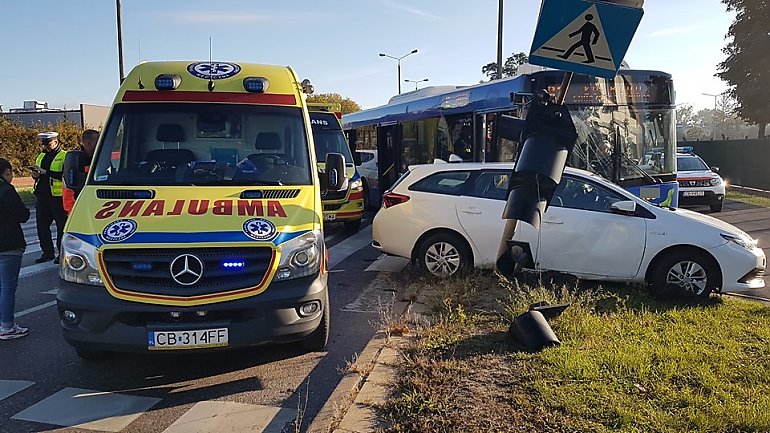 Poranne zderzenie autobusu i samochodu osobowego na ul. Szubińskiej