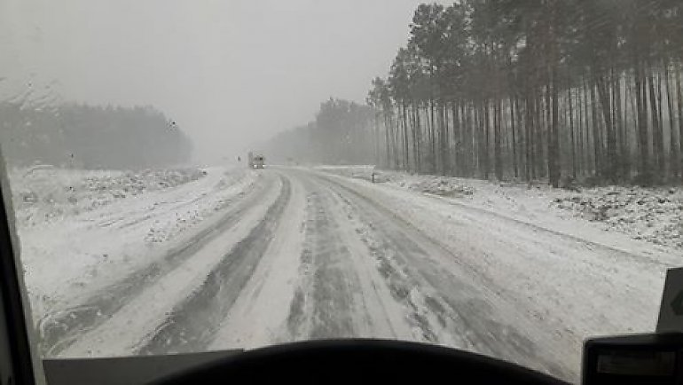 Śnieżyca wygrywa z drogowcami