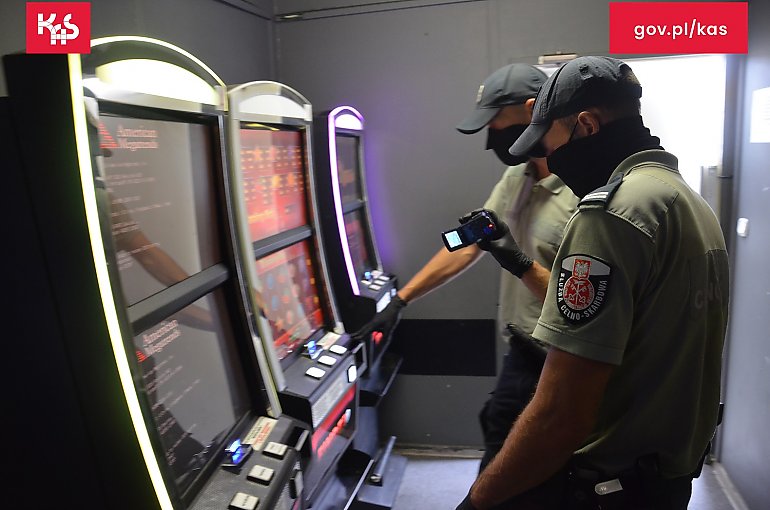 KAS zatrzymała 14 nielegalnych automatów do gier