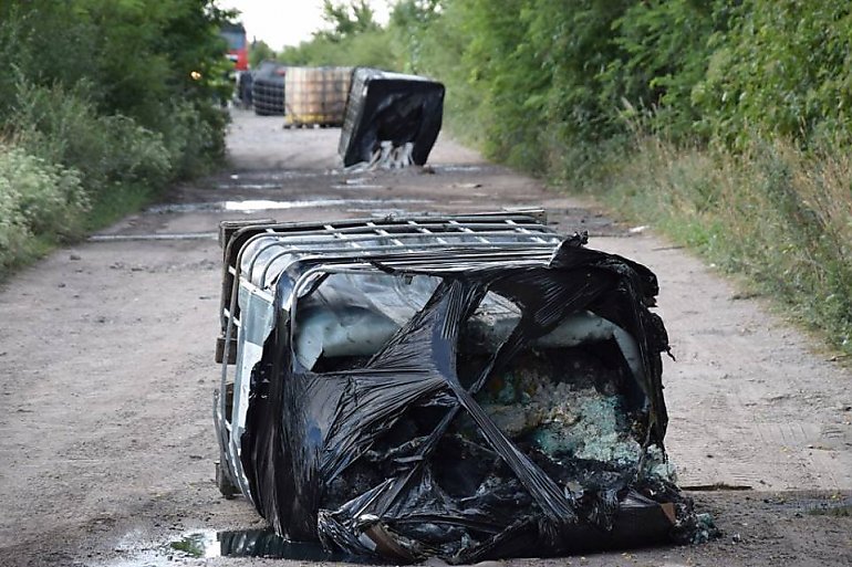 Chemikalia porzucone na drodze. Mogą być niebezpieczne