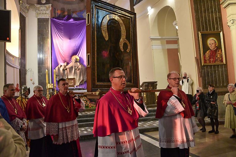 „Maryjo, uświęcaj tę diecezję”. Bydgoszcz pożegnała ikonę Matki Bożej