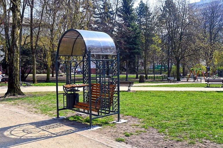 Ławka altankowa dla rodzica z dzieckiem pojawiła się w parku Kazimierza Wielkiego