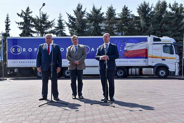 Ciężarówki z przesłaniem na 15-lecie Polski w Unii