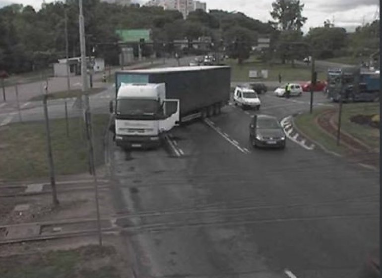 Ciężarówka blokuje ruch na rondzie Toruńskim