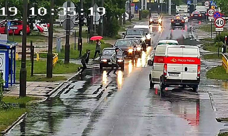 Śledzili pieszych kamerą. Dużo wykroczeń